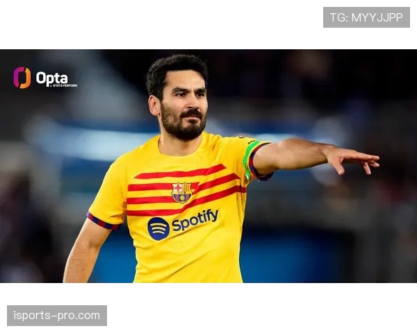 京多安如何通过回撤出球在强强对话中主导中场进攻？