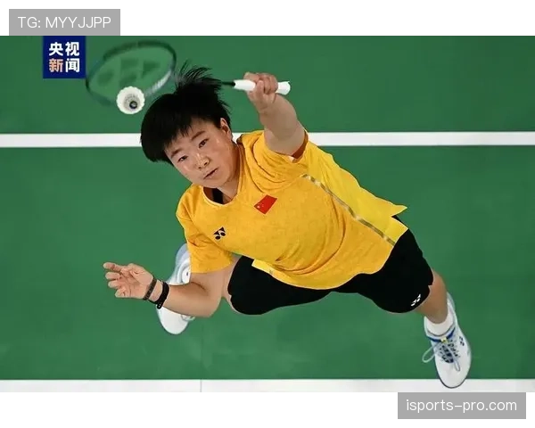 何冰娇训练完随手啃鸡腿的样子，真不像个管得住嘴的冠军