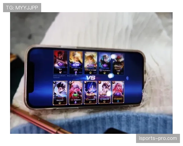 刚刷到李梓嘉的日常照，赛场上狂飙的王者，私下竟然像会数零钱的室友