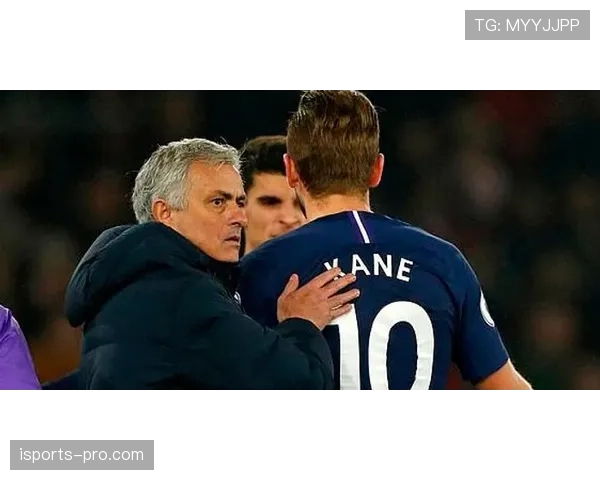 坎通纳的前插撕裂防线与现代高位前锋的角色差异解析